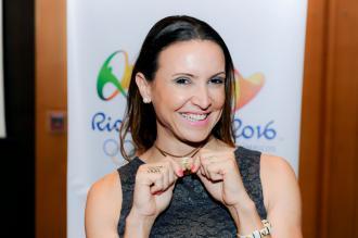 A medalhista Olímpica Maurreen Maggi aproveitou para posar com o novo acessório Rio 2016 (Foto: Rio 2016/Alex Ferro)